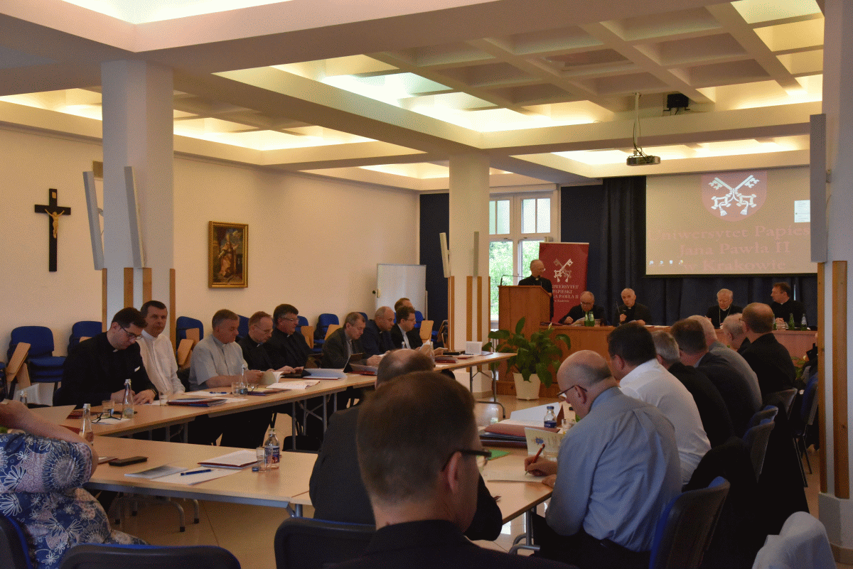 Abp Angelo Vincenzo Zani - sekretarz Kongregacji ds. Edukacji Katolickiej przewodniczył obradom na UPJPII - 2