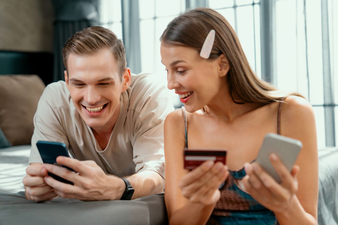 Studenci z mobilnym bankiem